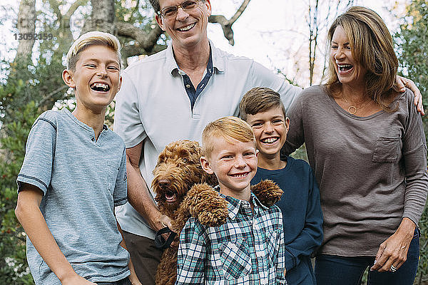 Glückliche Familie mit Irish Wolfhound im Park