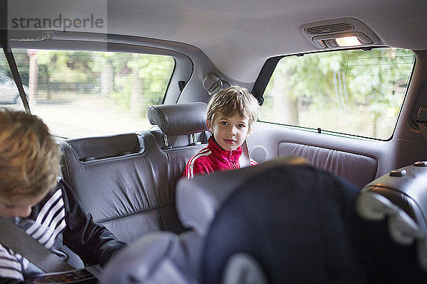 Zwei Jungen sitzen im Auto