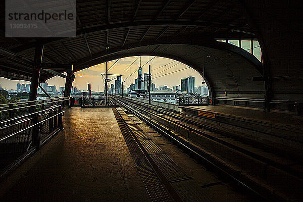 Leerer Bahnsteig in der Stadt bei Sonnenuntergang