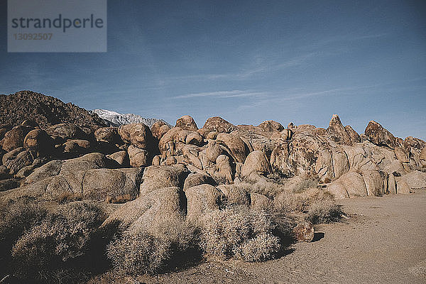 Beschaulicher Blick auf Felsformationen gegen den Himmel in der Wüste
