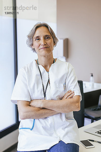Porträt eines leitenden Arztes im Krankenhaus