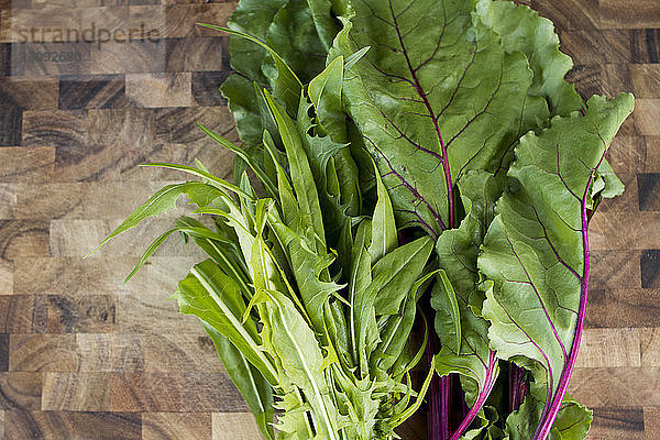 Draufsicht auf Gemüse auf Holztisch