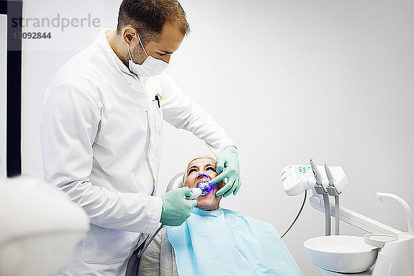 Zahnarzt untersucht die Zähne des Patienten in der Klinik