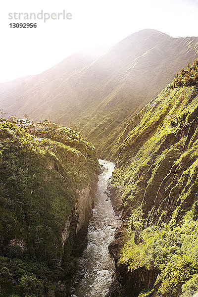 Hochwinkelansicht eines Flusses  der an einem sonnigen Tag inmitten der Berge fließt