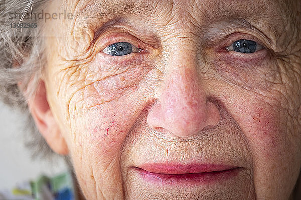 Nahaufnahme-Porträt einer lächelnden älteren Frau