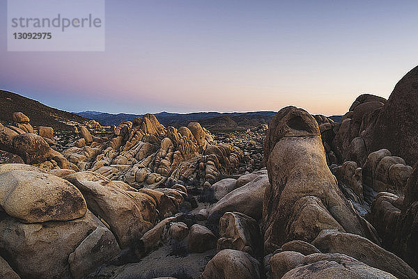 Landschaftliche Ansicht von Felsformationen gegen den Himmel im Joshua-Tree-Nationalpark bei Sonnenuntergang