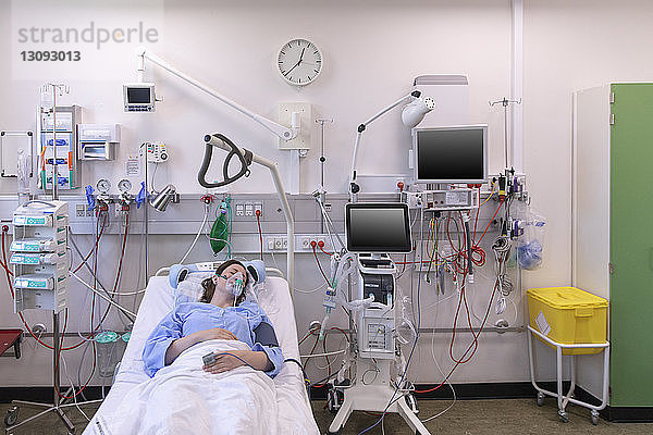 Hochwinkelaufnahme einer Patientin  die im Krankenhaus auf einem Bett schläft