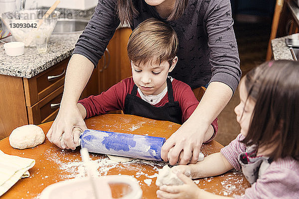 Mutter und Kinder kochen gemeinsam in der Küche