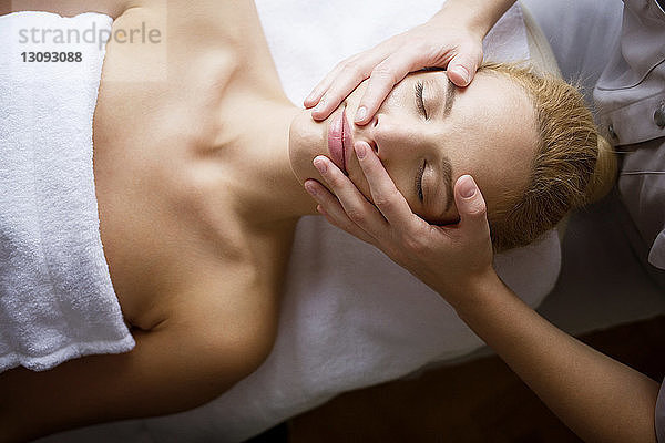 Draufsicht einer Frau  die eine Massage von einer Therapeutin im Spa erhält