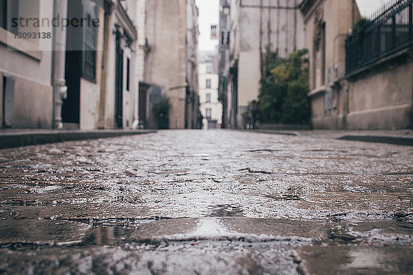 Nasse  leere Gasse inmitten von Gebäuden in der Stadt während der Regenzeit