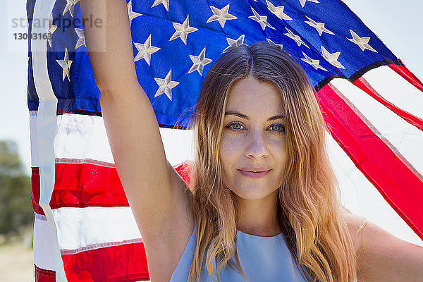 Bildnis einer Frau mit amerikanischer Flagge