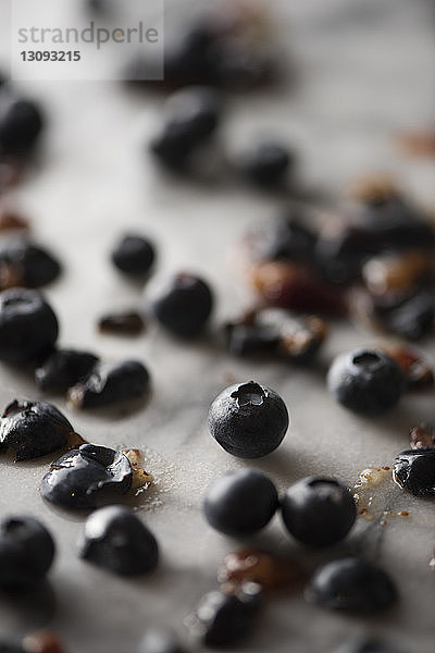 Nahaufnahme von Heidelbeeren auf dem Tisch