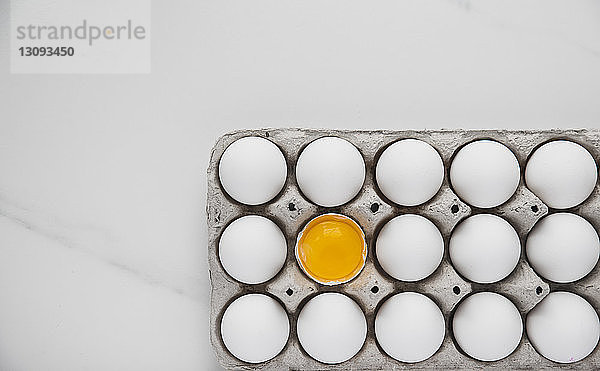Draufsicht auf den Eierkarton auf dem Tisch