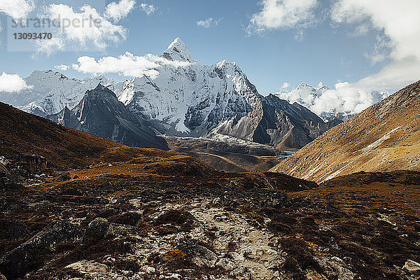 Landschaftliche Ansicht der Berge gegen den Himmel im Sagarmatha-Nationalpark bei Sonnenschein