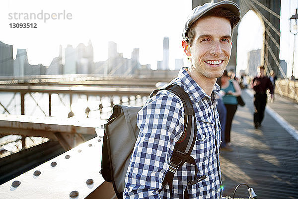 Porträt eines lächelnden Mannes auf der Brooklyn Bridge