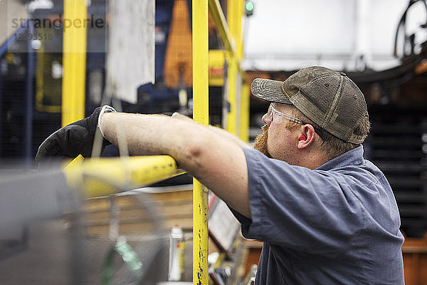 Seitenansicht eines Arbeiters in einer Fabrik der Stahlindustrie