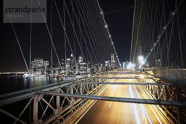 Beleuchtete Brooklyn Bridge bei Nacht