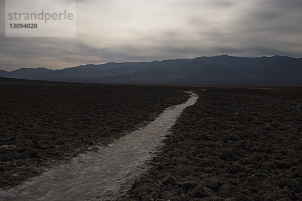 Landschaftliche Ansicht der Berge vor bewölktem Himmel im Death Valley National Park