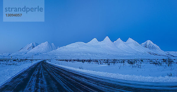 Majestätischer Blick auf schneebedeckte Berge vor klarem blauen Himmel