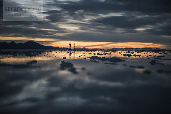 Idyllischer Blick auf die Bonneville Salt Flats vor stürmischen Wolken bei Sonnenuntergang