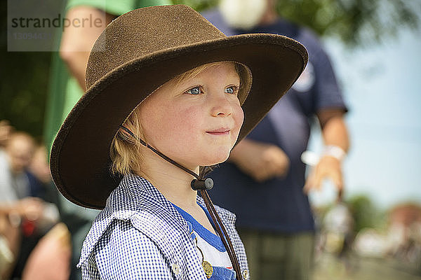 Nahaufnahme eines süßen Jungen mit Cowboyhut