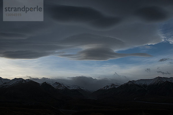 Szenische Ansicht der Wolkenlandschaft über den Silhouettenbergen