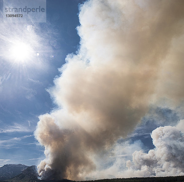 Tiefblick auf den Rauch  der während eines Waldbrandes im Grand-Teton-Nationalpark aus den Bergen austritt