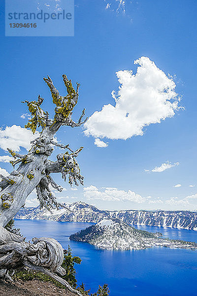 Idyllischer Hochwinkelblick auf die Zaubererinsel inmitten des Kratersees gegen den Himmel im Nationalpark