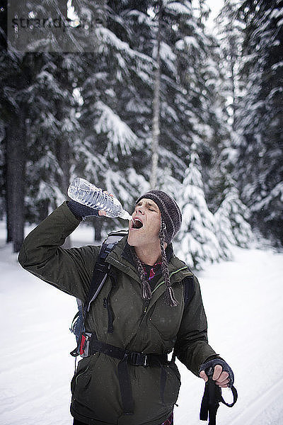 Wanderer Trinkwasser im Wald