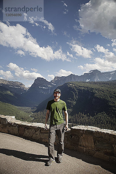 Porträt eines Wanderers  der im Glacier National Park auf der Strasse steht