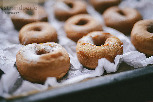 Hochwinkel-Nahaufnahme von Donuts im Tablett auf dem Tisch