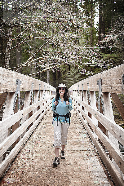 Junge Frau auf Holzbrücke