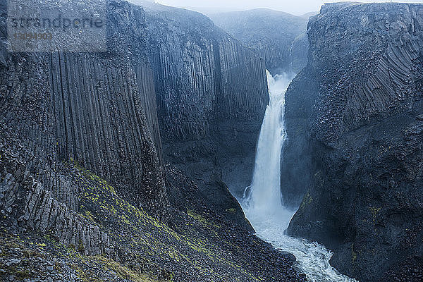 Hochwinkelansicht eines Wasserfalls inmitten von Bergen