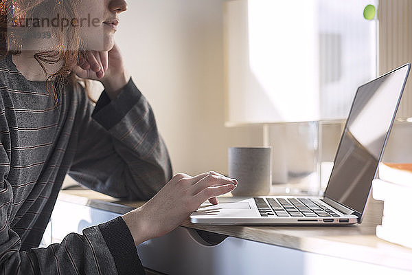 Mittelgruppe von Frauen  die zu Hause einen Laptop-Computer benutzen