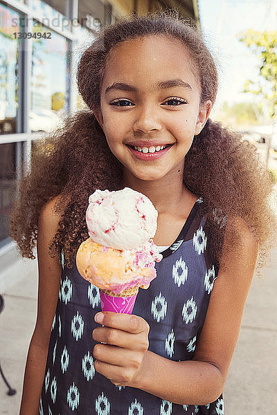 Porträt eines Mädchens mit Eiscreme