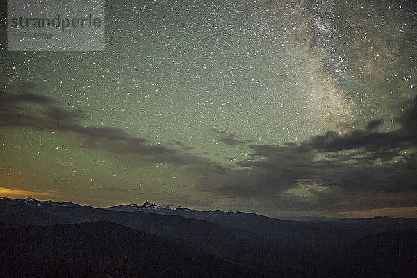 Landschaftliche Ansicht von Silhouettenbergen gegen Sternenfeld bei Nacht