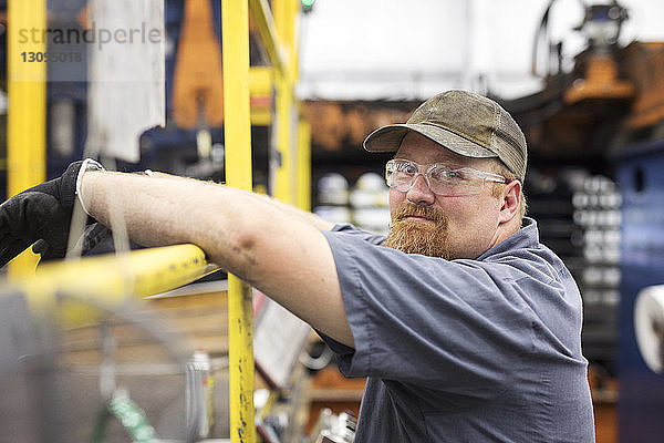 Seitenansicht Portrait eines Arbeiters in einer Fabrik der Stahlindustrie