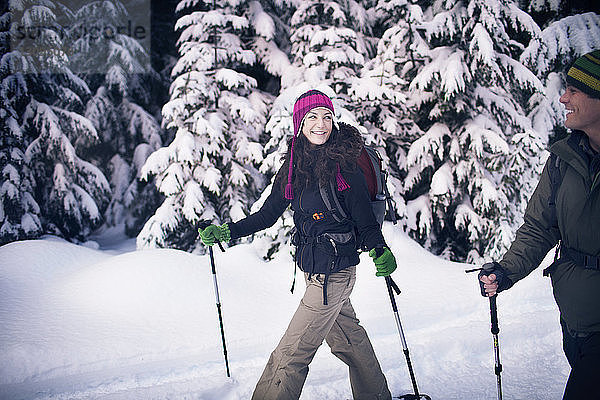 Paar Schneeschuhwandern im Wald