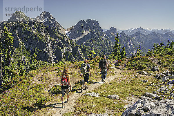 Rückansicht von Freunden beim Wandern im North Cascades National Park bei klarem Himmel