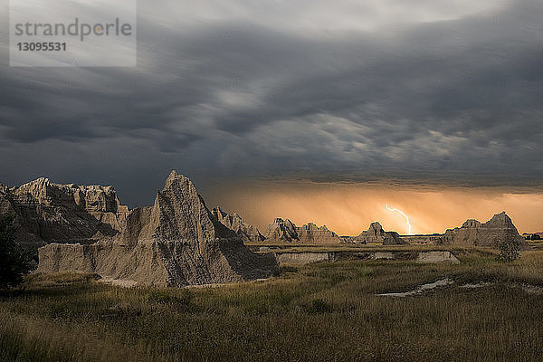 Majestätischer Blick auf Felsformationen im Badlands-Nationalpark gegen Gewitter und Blitz