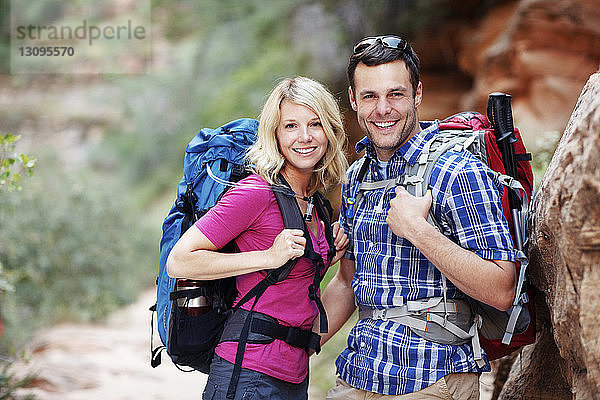 Porträt eines Paares mit Rucksäcken beim Wandern
