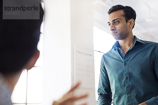 Niedriger Blickwinkel eines Geschäftsmannes bei einer Besprechung im Büro