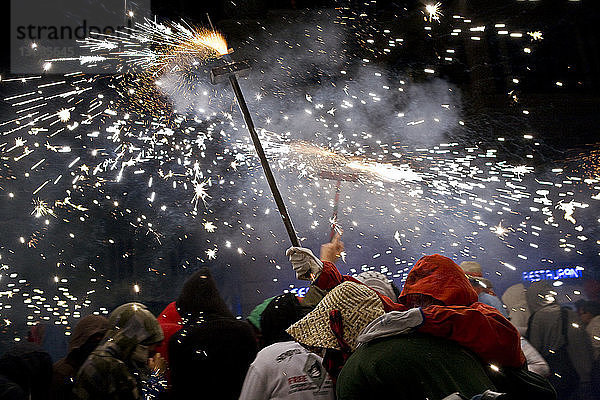 Menschen explodieren während des nächtlichen Festes mit Feuerwerkskörpern