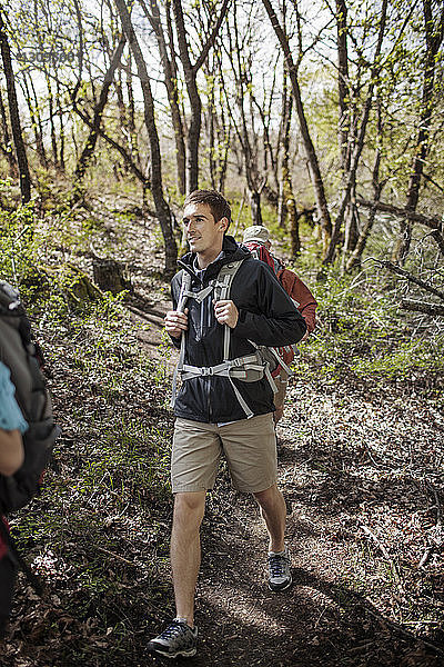 Männliche Wanderer beim Waldspaziergang