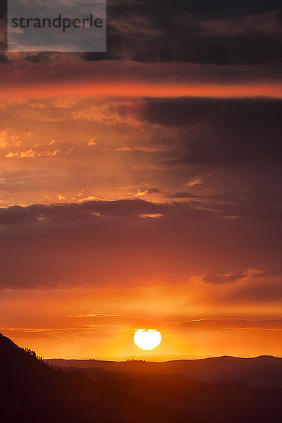 Szenische Ansicht der Landschaft vor orangem Himmel bei Sonnenuntergang