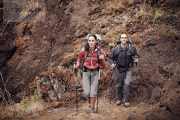 Mann und Frau beim Bergwandern