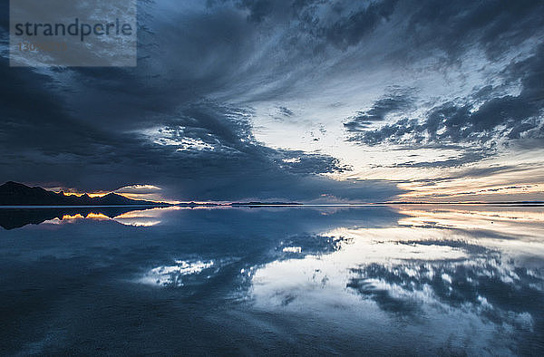 Symmetrische Ansicht der Bonneville Salt Flats gegen bewölkten Himmel