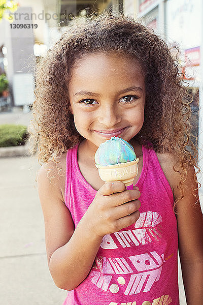 Porträt eines lächelnden Mädchens mit Eiscreme