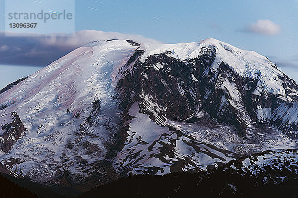 Niedrigwinkelansicht des schneebedeckten Mount Rainier gegen den Himmel