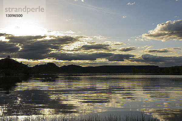Landschaftlicher Blick auf den Banks Lake bei bewölktem Himmel in der Dämmerung
